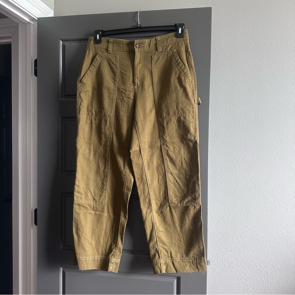 Old Navy Women’s Cargo Pants in Green - Picture 2 of 3